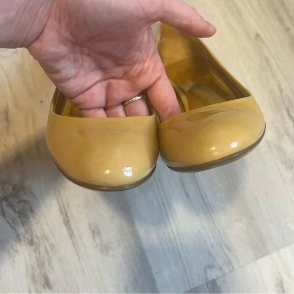 Coach patent mustard court shoe high heels - Picture 5 of 7